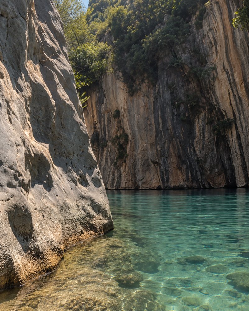 Скалы и прозрачная вода в зоне купания