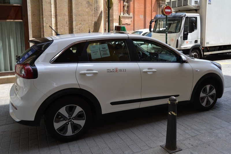 Белое такси Валенсии на улице carrer de la Mar