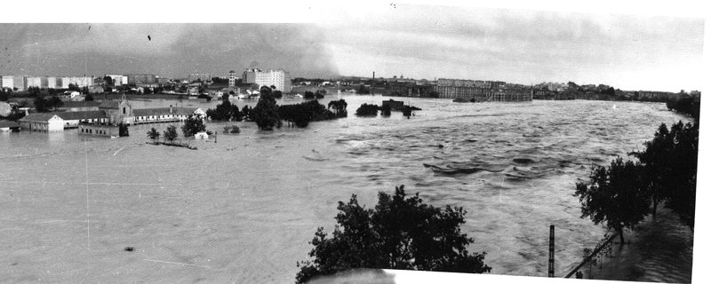 Чёрно-белое фото: разлившаяся Турия в черте Валенсии, вода до крыш домов