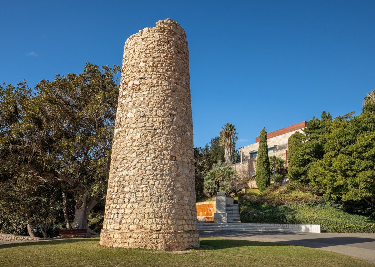 Круглая каменная башня Torre Linterna в парке у замка Concepción в Картахене