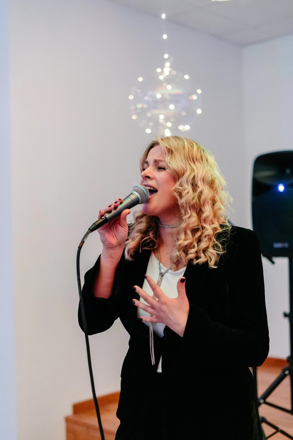 Ольга Юрченко-Мясникова, основательница студии Art Musica, поёт на сцене студии. Фото: Art Musica