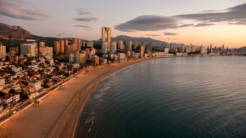 Пляж Поньенте и башня Intempo в Бенидорме на рассвете. Фото: Maksim Ivanov, Unsplash