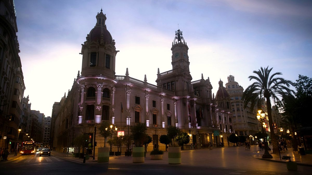 Мэрия Валенсии на площади Ayuntamiento в сумерках. Фото: Domenico Adornato, Unsplash