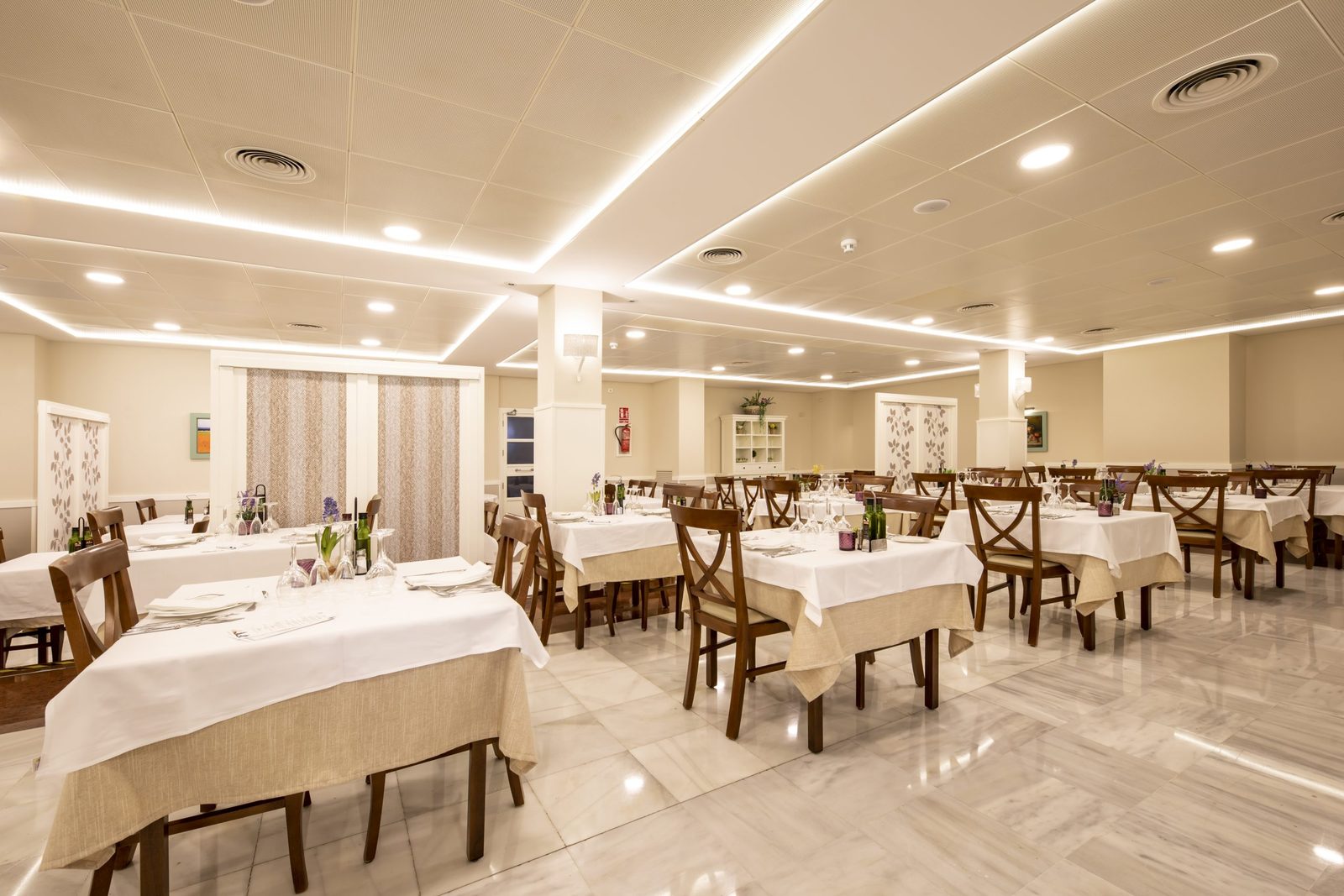 Ресторан Termas с белыми скатертями