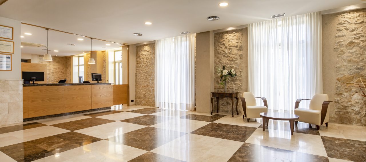 Холл и стойка регистрации Hotel Levante